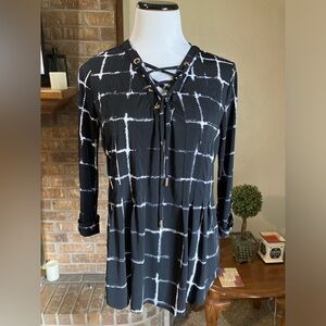 Black and White Blouse with Optional Tie at the Neck by Cato Size Medium